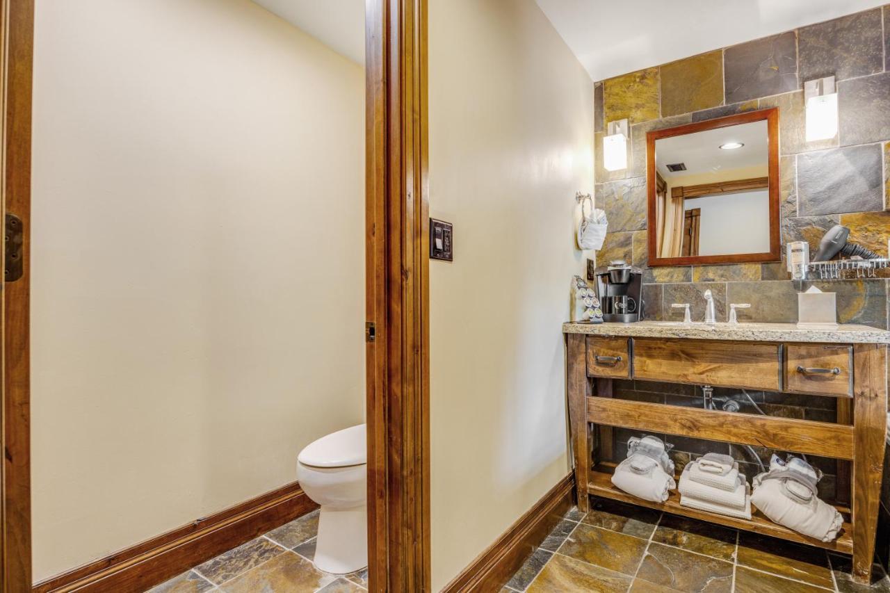 The White Buffalo Club 4*